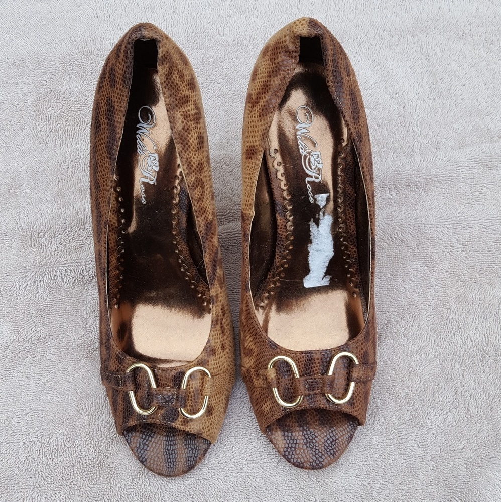 New Wild Rose 10 Animal Print Peep Toe Pumps